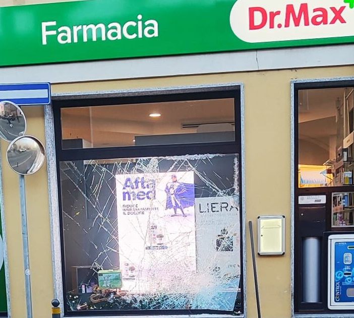 Robecco: vandali nella notte spaccano la vetrina della farmacia di via San Giovanni