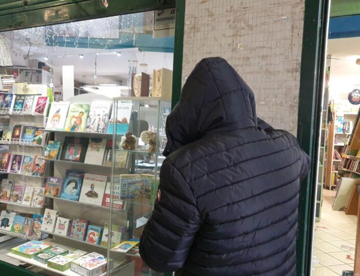 Magenta: ladri nelle librerie, in un caso malvivente costretto a fuggire a mani vuote