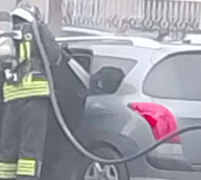Magenta, il vandalo del Fornaroli non si ferma: brucia gli interni di un’auto e minaccia tutti