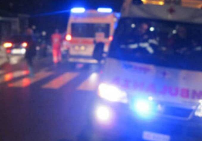 Vellezzo Bellini, auto fuori strada nella notte: feriti cinque giovani