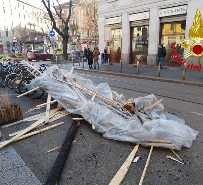 Raffiche di vento a 110 km/h a Milano: alberi caduti e lamiere pericolanti
