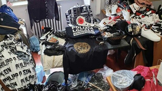 Milano, vendeva vestiti rubati e contraffatti: denunciato un 35enne