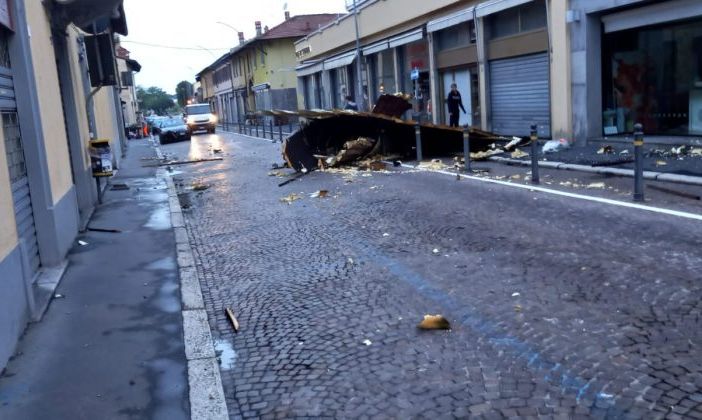 Magenta: maltempo, crolla tetto su via Roma. Disagi lungo le strade