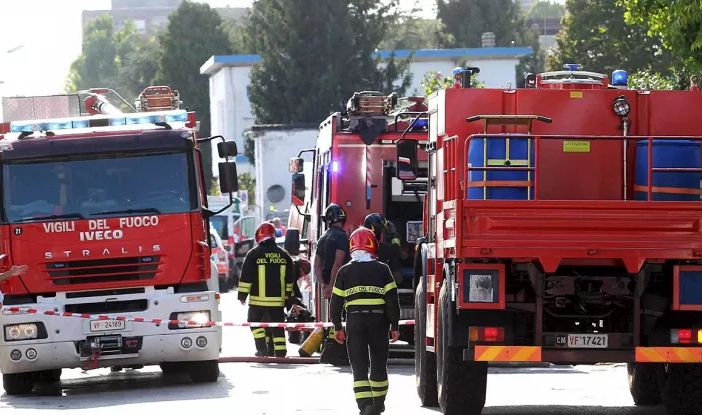Vigevano: incendio alla Ilga Gomma, traffico in tilt sulla circonvallazione