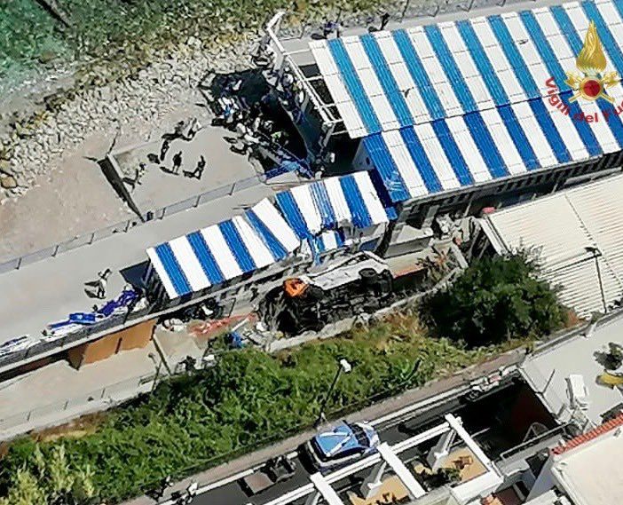 Bus precipita in spiaggia a Capri: ecco le immagini dell'incidente
