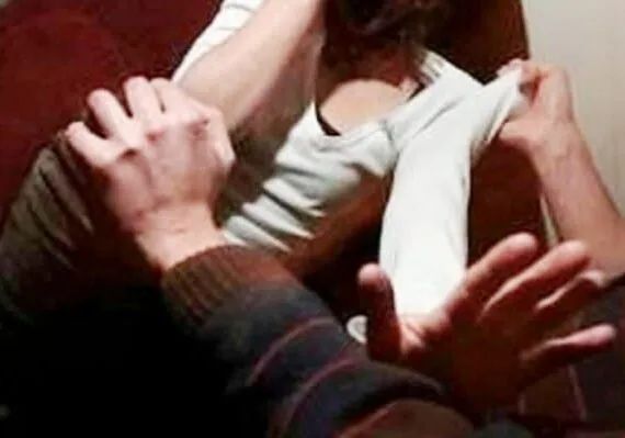 Violenza verso le madri: due giovani arrestati fra Trecate e Novara