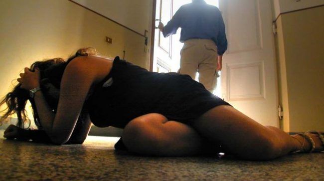 Dodici anni di soprusi su moglie e due figli: rinviato a giudizio per maltrattamenti in famiglia