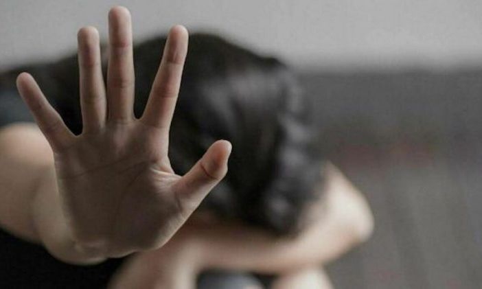 Legnano, finge di accompagnarla in stazione e la violenta dietro la siepe: arrestato 32enne dalla Polizia di Stato