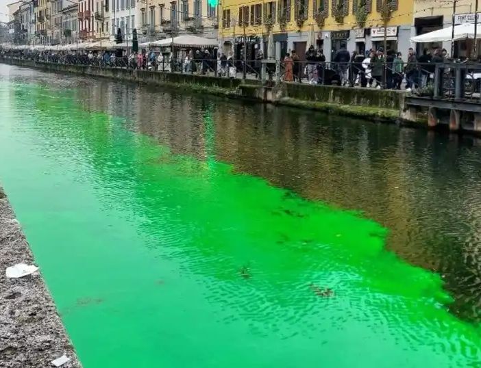 Gli ambientalisti tingono di verde il Naviglio a Milano