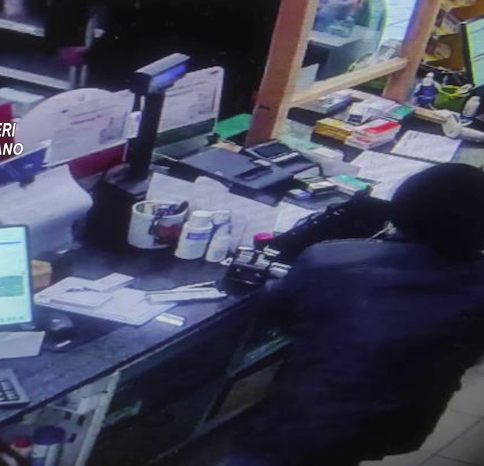 VIDEO. Corsico: tenta la rapina in farmacia, ma si dimentica la ricetta sul bancone. Arrestato un 57enne