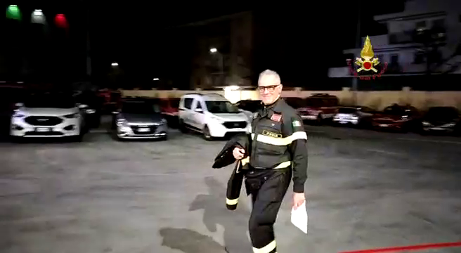 (VIDEO) - Pavia: dopo oltre 40 anni di servizio il capo reparto esperto Massimiliano Baldo va in pensione. Il saluto dei colleghi