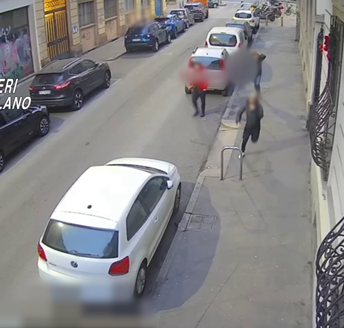 Milano: quattro rapine in mezz’ora, due giovani arrestati dai carabinieri. Le immagini
