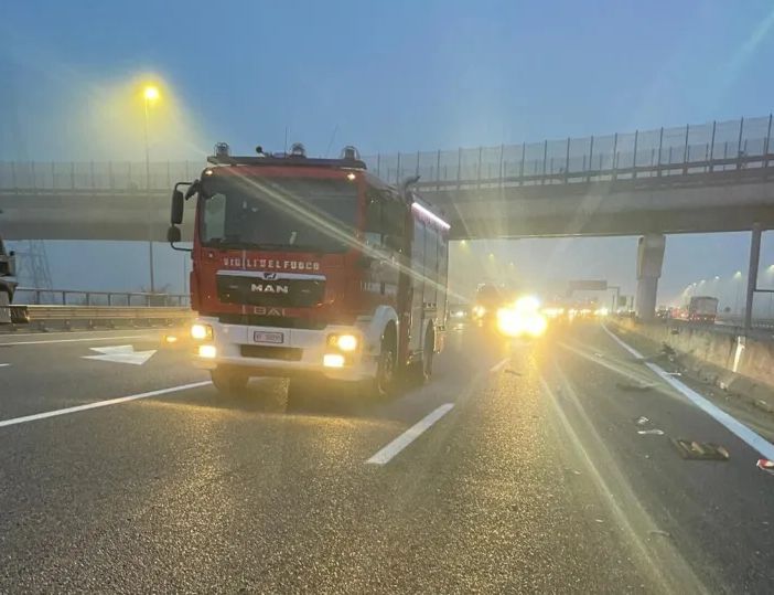 Scontro lungo la A4 tra Arluno e Mesero, auto si ribalta: tratto autostradale bloccato