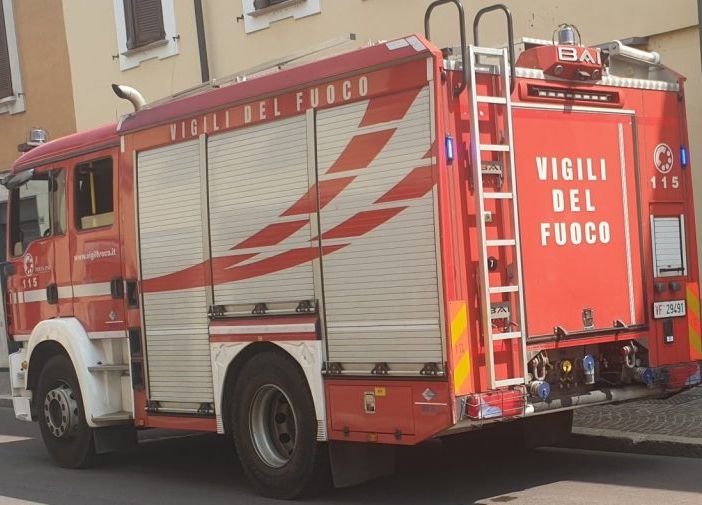 Incendio nella casa del guardiano delle acque ad Abbiategrasso, forse causato da un abusivo