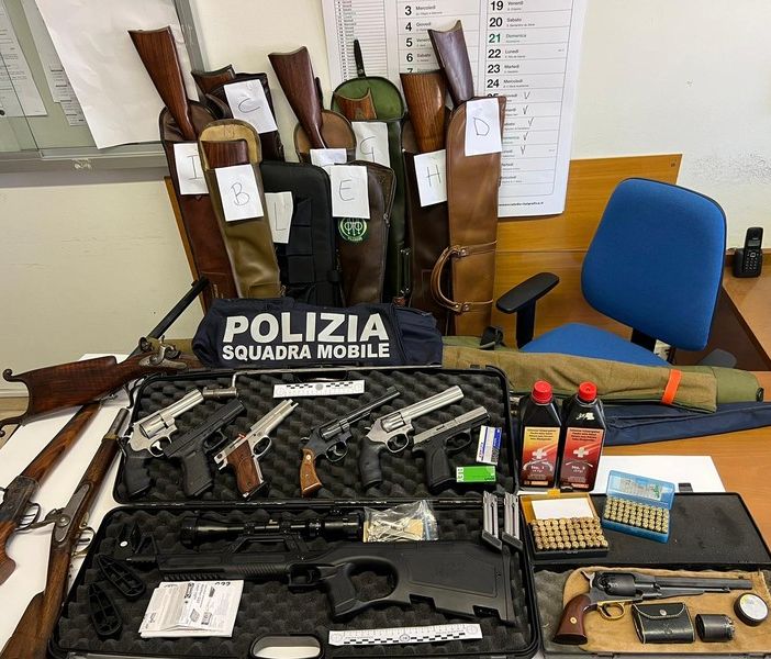 Spari contro una casa a Novara, sequestrate 49 armi e denunciate 4 persone