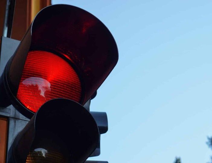 Trecate: il semaforo di Corso Roma sarà riparato in una decina di giorni