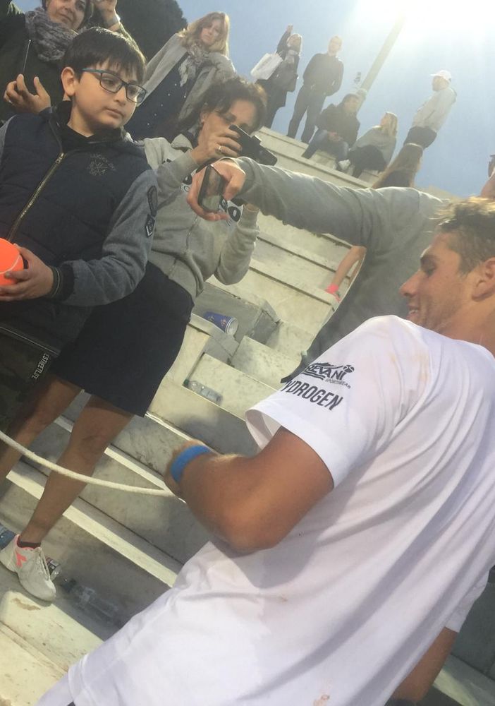Filippo Baldi firma autografi dopo la splendida vittoria su Martin Klizan