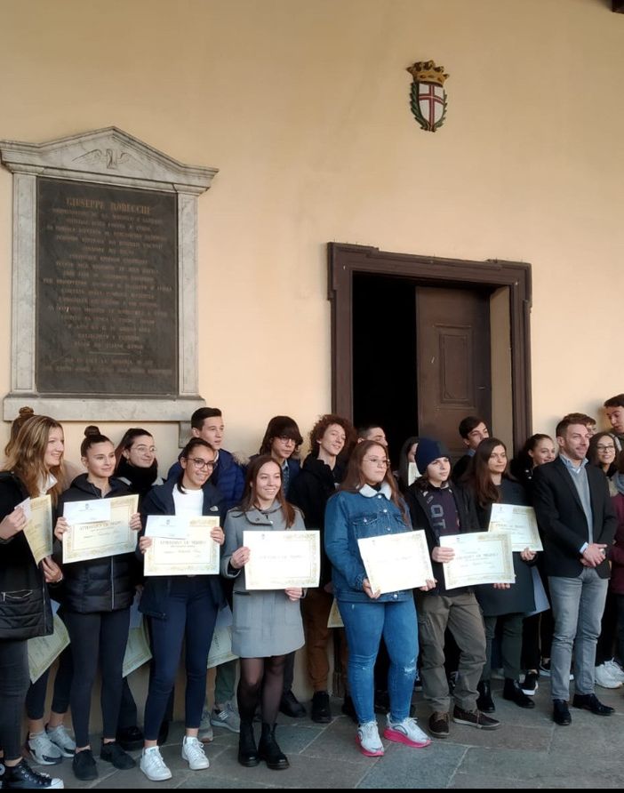 Gambolò, consegnate le borse di studio. Premiati gli studenti meritevoli