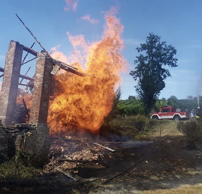 Oltrepò: fiamme in una cascina di Santa Maria della Versa, vigili del fuoco impegnati per alcune ore