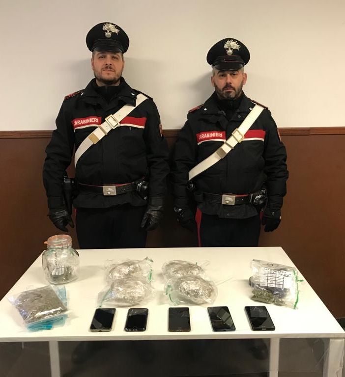 Vigevano: spaccio di sostanze stupefacenti davanti alla scuola, in manette due persone