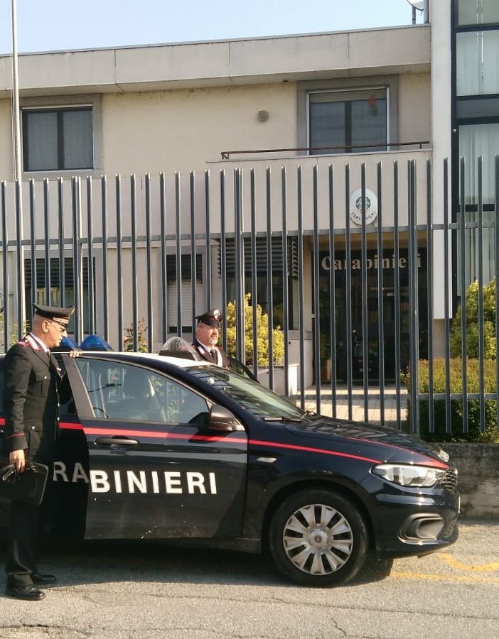 Cassolnovo: in stato di ebbrezza provoca due incidenti stradali e aggredisce un agente