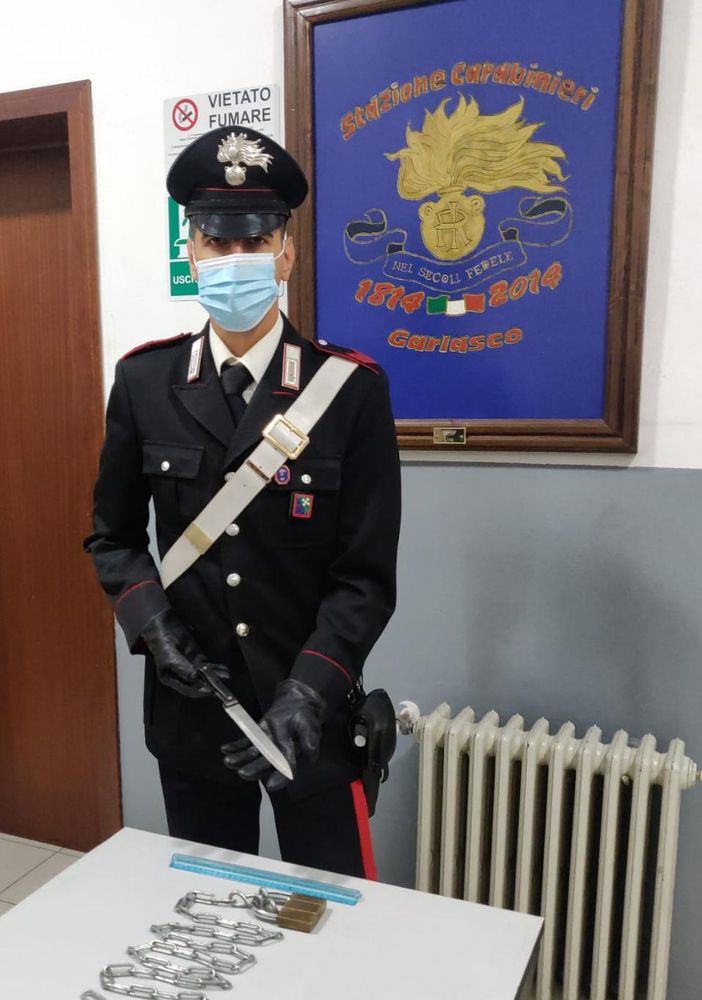 Garlasco: chiude in casa il vicino con catena e lucchetto e poi minaccia i carabinieri con un coltello, in manette un 36enne