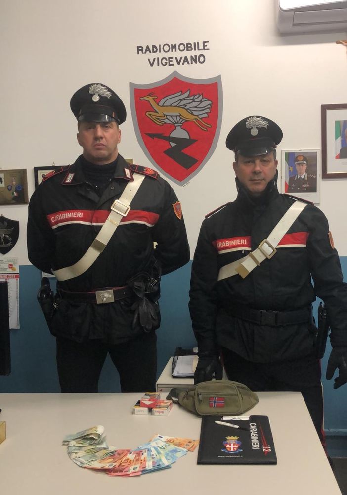Vigevano: chiede i soldi e minaccia di far saltare in aria la farmacia, arrestata una 44enne