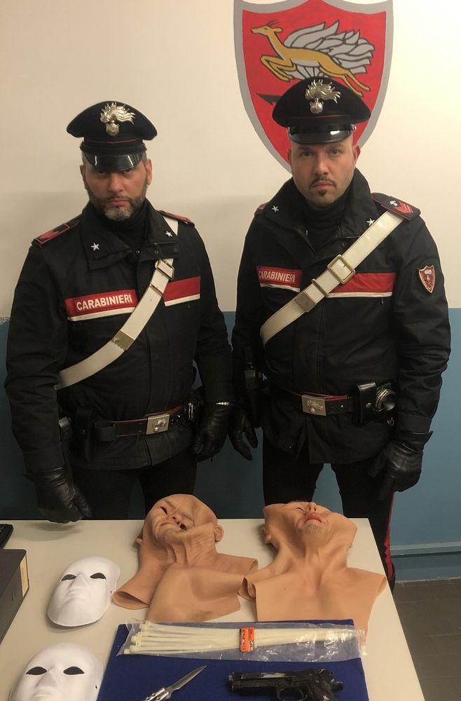 Vigevano: scene da far west in pieno centro, mascherati e armati hanno rapinato la gioielleria “Boffini”, ma sono stati immediatamente arrestati dai carabinieri