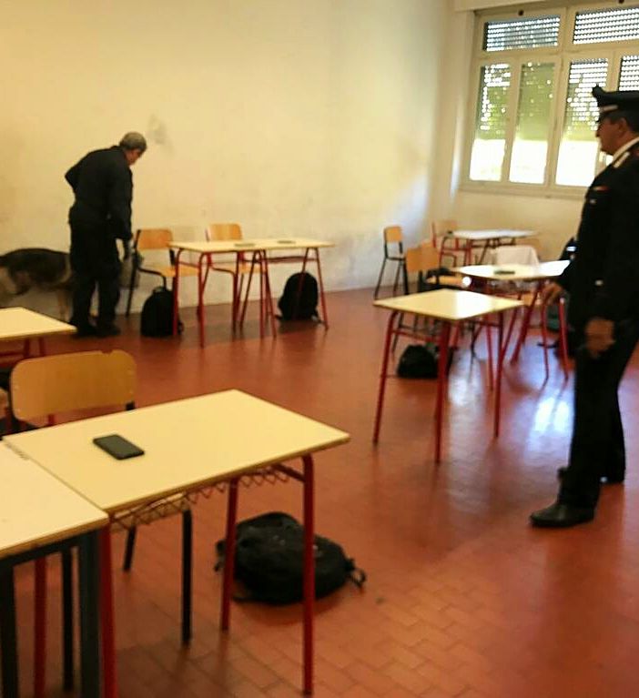 Pavia: trovato con 15 grammi di hashish a scuola, arrestato un 17enne