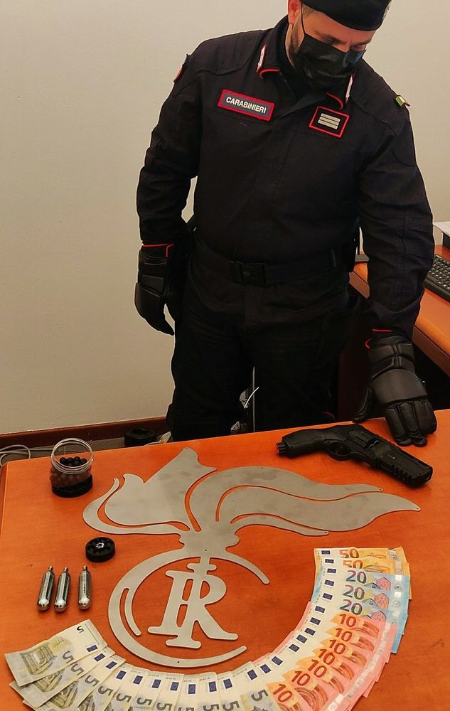 Casorate Primo: minacciano con una pistola a gas il titolare di una farmacia per farsi consegnare l'incasso, un arresto e una denuncia