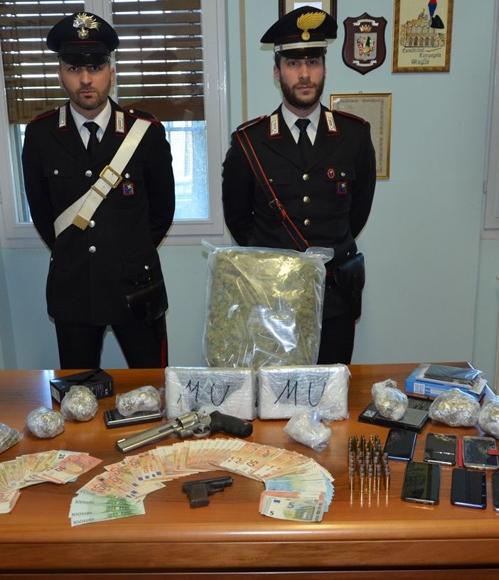 Broni: arrestata una banda di spacciatori con quasi due chili e mezzo di cocaina, armi e munizioni