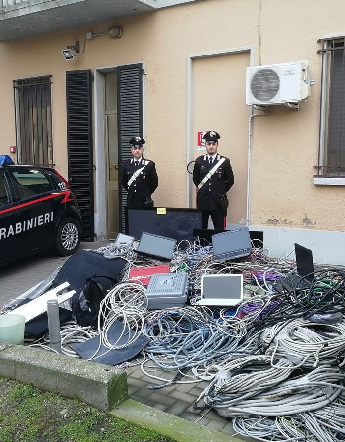 Robbio: fuggono con materiale rubato da un'azienda di informatica, denunciate tre persone
