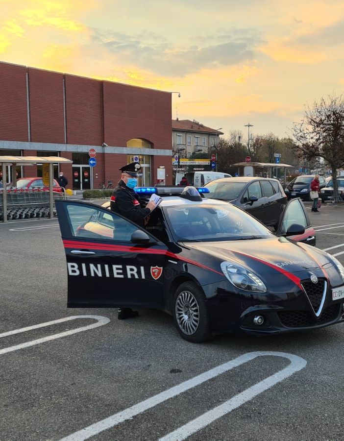 Voghera: tenta di rubare auricolari wireless all'Esselunga, denunciato un 28enne