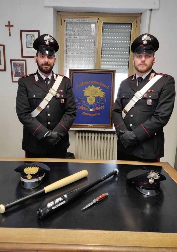 Dorno: trovati in auto con un coltello a serramanico e una mazza da baseball, nei guai tre giovani