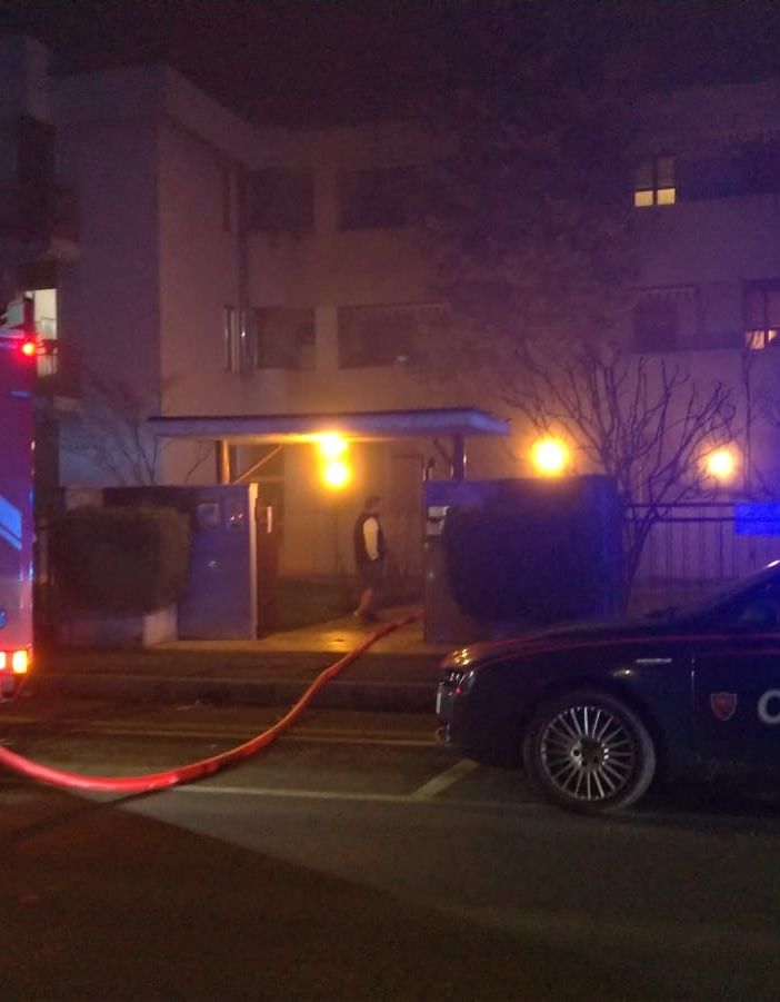 Vigevano: fiamme in una palazzina di corso Argentina, decisivo l'intervento dei carabinieri per evitare il peggio