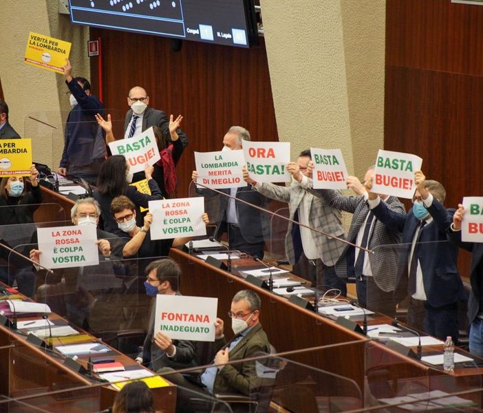 Lombardia, bagarre in consiglio regionale: espulsi cinque consiglieri dell'opposizione