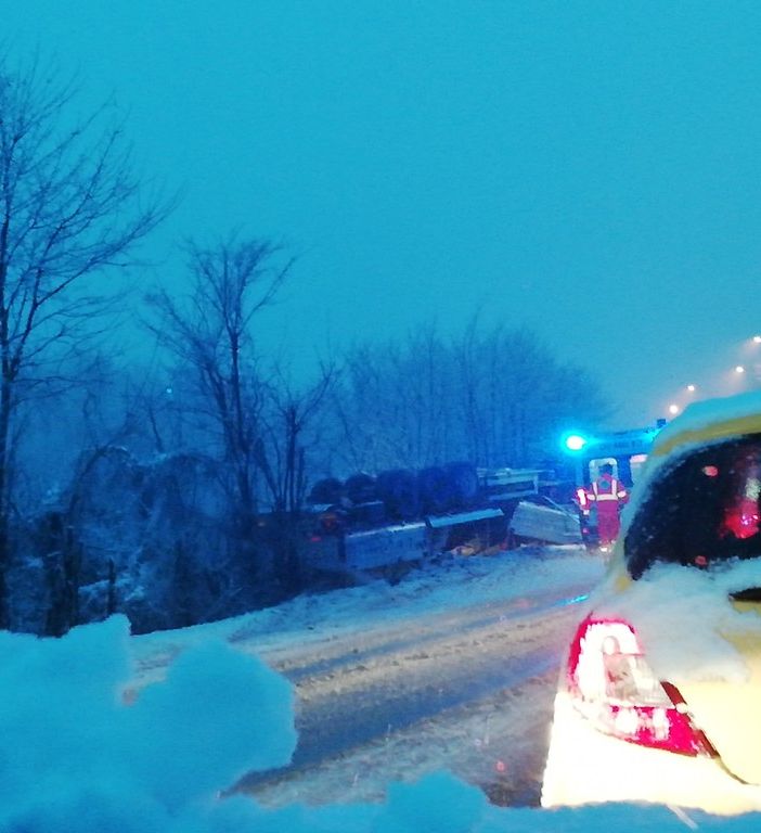 Tromello: si ribalta con il camion sulla ex ss596, lievemente ferito il conducente