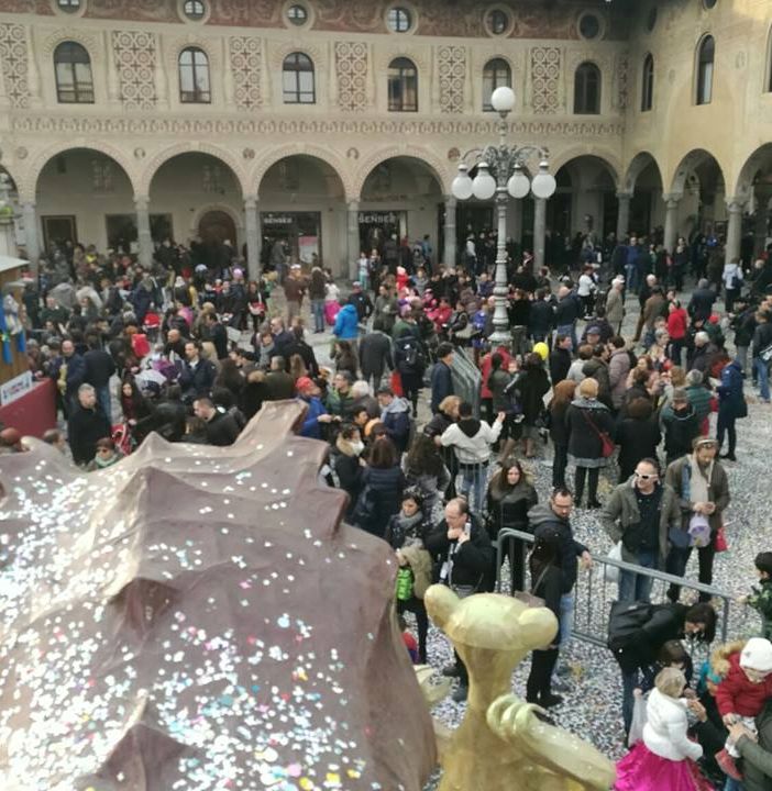Aria di carnevale in città. La Piazza Ducale è pronta per la parata dei carri delle 14.30