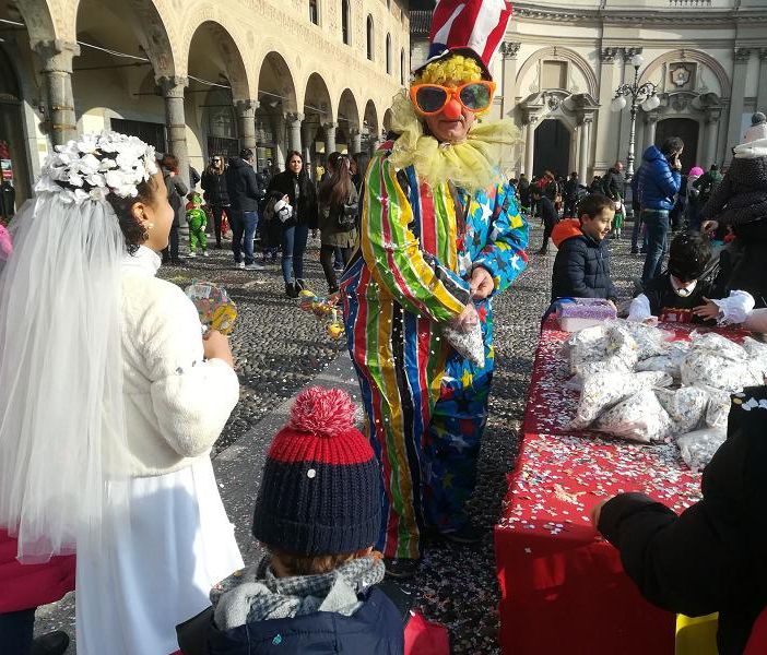 Carnevale in Piazza Ducale: in centinaia ad assistere alla parata dei carri allegorici e agli spettacoli sul palco
