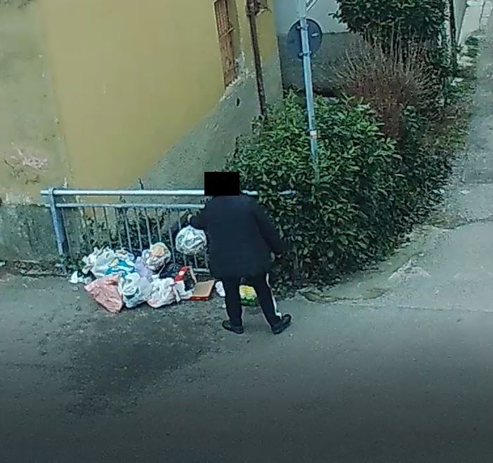 Vigevano, rifiuti in città: sanzionate alcune persone con le &quot;fototrappole&quot;. Ripulito il Fosso Pavese e multato il responsabile degli abbandoni