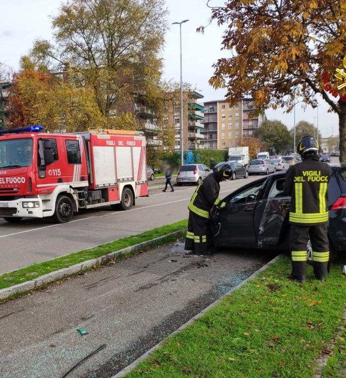 Pavia: scontro in via Montebello, una delle due auto coinvolte si ribalta