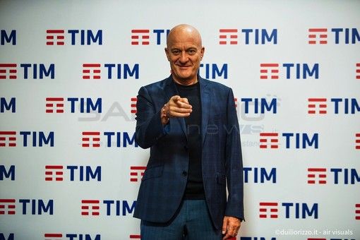 #Sanremo2019: Bisio commenta la ‘prima’ e scherza sulla gaffe con Bocelli “Mi sono sciolto dopo averlo salutato con la mano, peggio di così non avrei potuto fare”