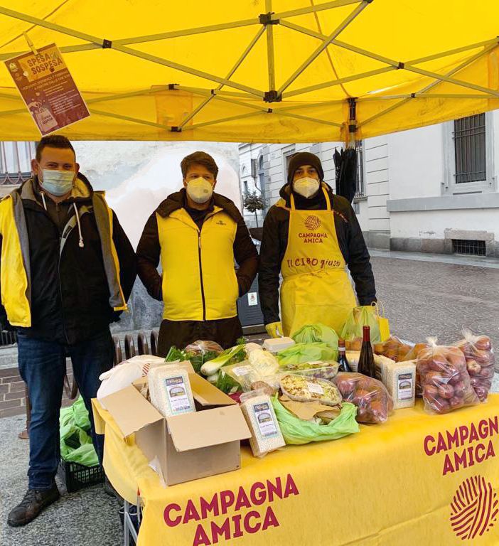 Vigevano, spesa sospesa: raccolti due quintali e mezzo di cibo al mercato di Campagna Amica