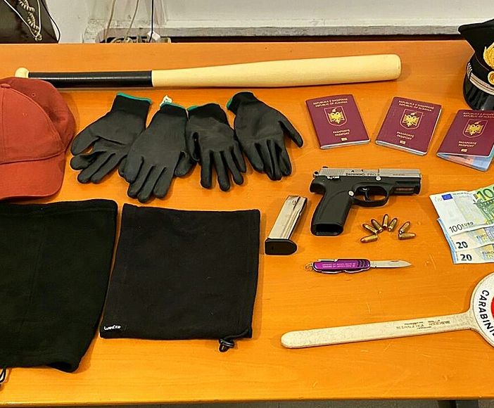 Casorate Primo: trovato in auto con una mazza da baseball e una pistola rubata, in manette un 30enne