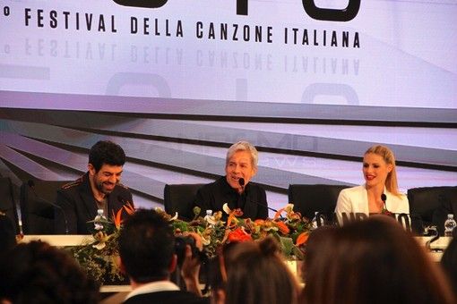 #Sanremo2018: Claudio Baglioni stempera le polemiche sul caso Meta-Moro e alla sala stampa chiede “Avete risolto?”