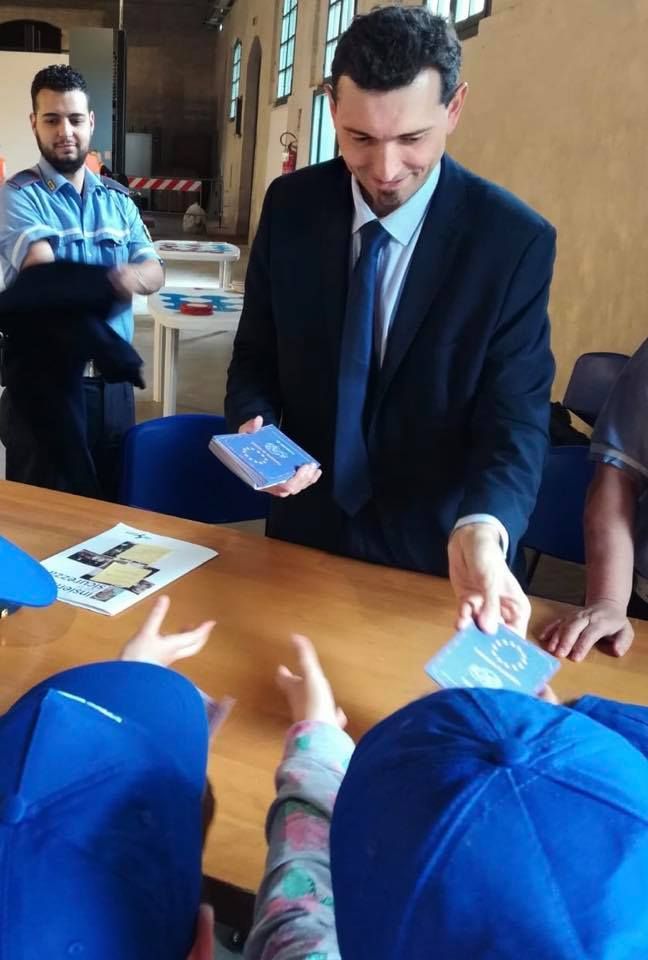 - FOTONOTIZIA - Vigevano: Il sindaco Sala consegna le &quot;patenti&quot; di guida alle scuole primarie della città