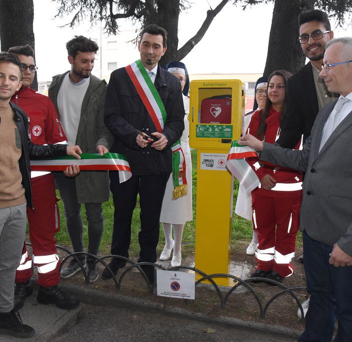 Il pub regala una nuova postazione defibrillatore a Vigevano