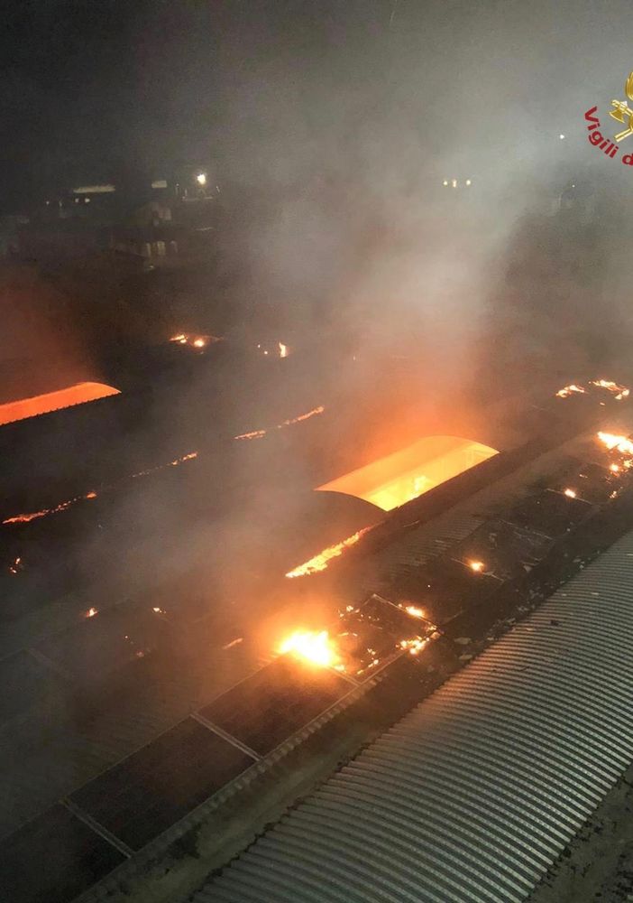 Pavese: incendio in un'azienda farmaceutica a Copiano, danni ingenti