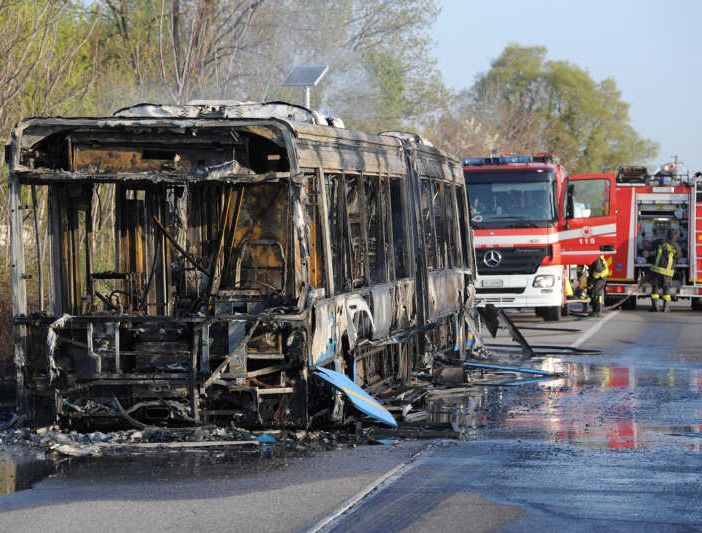 Sedriano – Autobus di linea della Movibus andato a fuoco