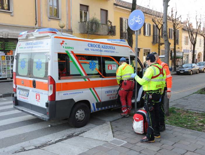 Abbiategrasso, elisoccorso e ambulanza in piazza Cavour